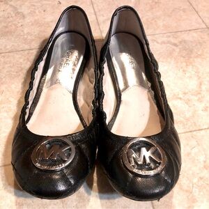MICHAEL KORS black ballet flats with silver logo! Size 8 🖤